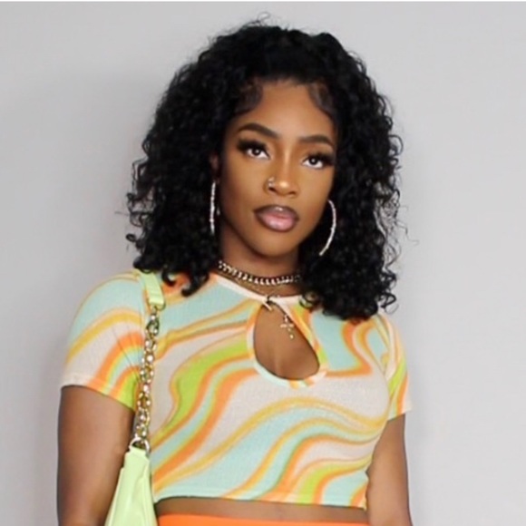 Swirl Keyhole Crop Top - Picture 4 of 4